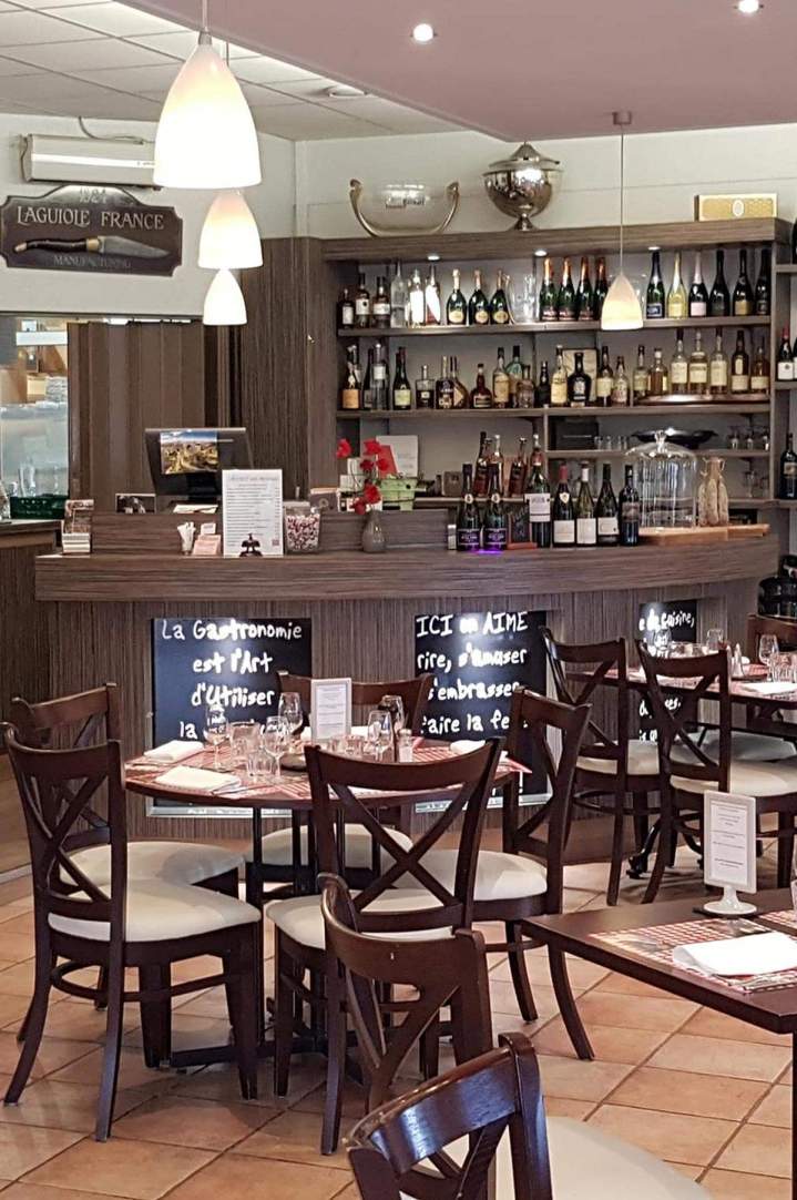 Un bar avec une ambiance conviviale et des plats succulents.